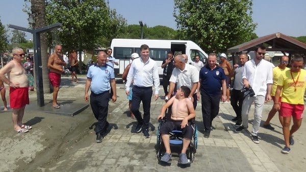 Balıkesir'in Edremit Belediyesi, İvrindi ilçesinde yaşayan ve daha önce denize giremeyen 14 yaşındaki kas hastası Hilmi Nuri Güleç'in özlemi sona erdi. Belediye Başkan Yardımcısı Tayfun Canlı'nın eşlik ettiği Güleç, tekerlekli sandalyesiyle ilk defa denize girerek unutulmaz anlar yaşadı.