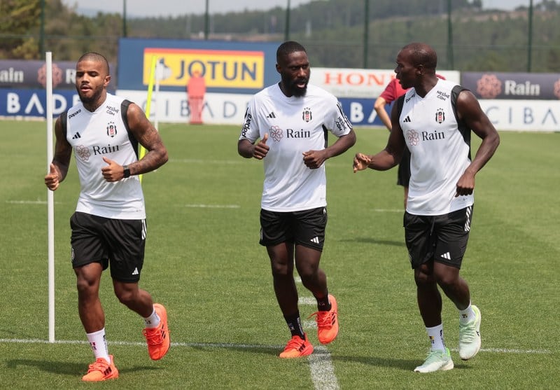 Beşiktaş, Trendyol Süper Lig’de Pendikspor ile oynayacağı maçın hazırlıklarına, bu sabah BJK Nevzat Demir Tesisleri’nde yaptığı antrenmanla ara vermeden başladı. Yeni transfer Milot Rashica'da antrenmandaydı.