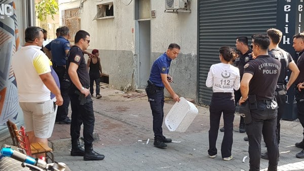 Balıkesir'in Edremit ilçesinde bir kişi, annesiyle yaşadığı anlaşmazlık sonrasında annesinin evini silahla saldırdı.