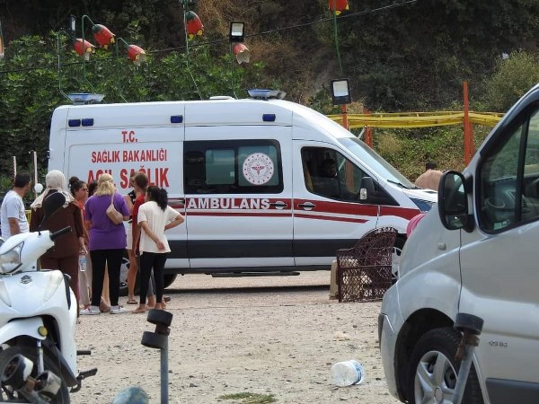Balıkesir'in Erdek ilçesine bağlı Ocaklar kırsal mahallesinde denizde boğulma tehlikesi atlatan 17 yaşındaki genç, hızla hastaneye kaldırılarak tedavi altına alındı.