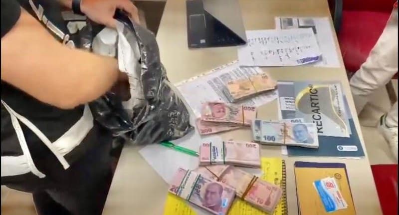 Marmara Eğitim ve Araştırma Hastanesi'nde çalışan ve hastalarından bıçak parası adı altına yüksek miktarda para talep ettiği iddia edilen doktorla ilgili yeni görüntülere ulaşıldı. 