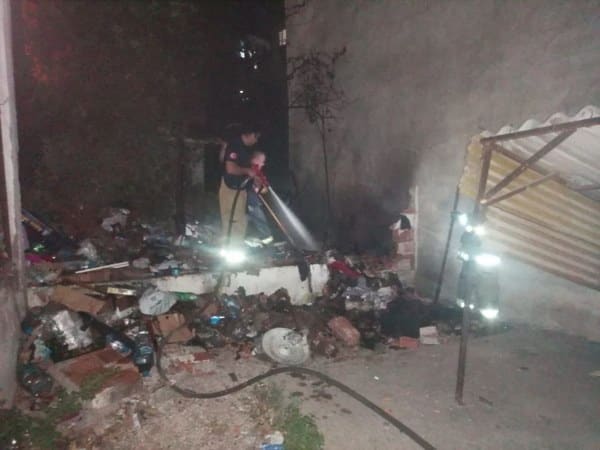 Balıkesir'in Erdek ilçesinde bulunan metruk bir binada meydana gelen yangın, hızlı müdahale sayesinde büyümeden kontrol altına alındı.