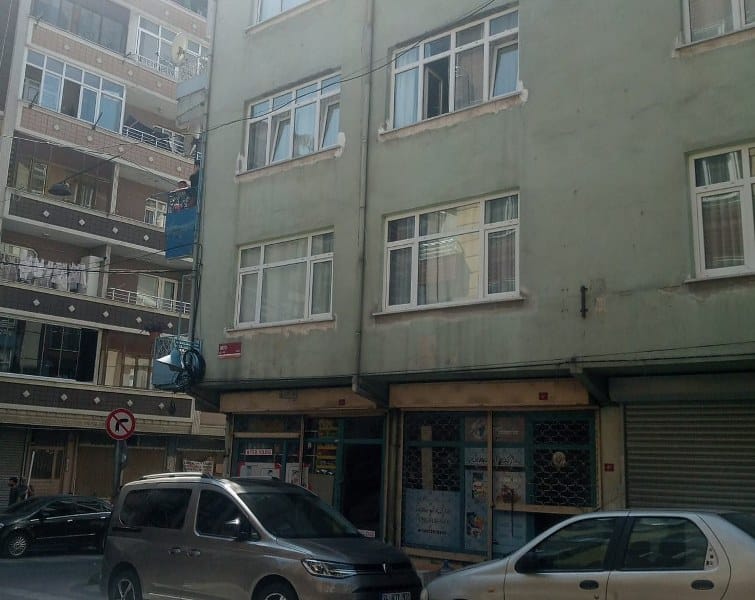 Esenler’de bir baba, eşini ve iki çocuğunu bıçakla rehin aldı. Olay yerine gelen polis, babayı gözaltına alırken anne ve iki çocuk ekipler tarafından koruma altına alındı.