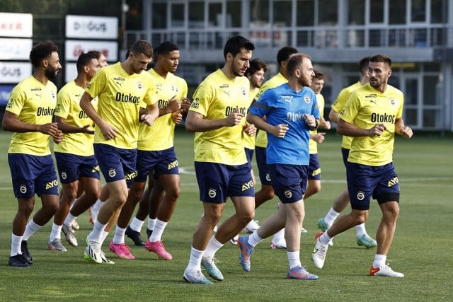 Fenerbahçe, 21 Ağustos Pazartesi akşamı deplasmanda Samsunspor ile oynayacağı lig maçının hazırlıklarına akşam saatlerinde yaptığı antrenmanla devam etti. 