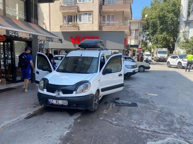Balıkesir’in Erdek ilçesinde park halindeki otomobil bilinmeyen bir nedenle yanmaya başladı.