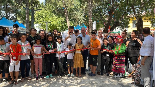 Sındırgı ilçesinde, sınavlara hazırlık ve yaz aylarını değerlendirme amacıyla faaliyet gösteren Sındırgı Belediyesi Eğitim Merkezi'nin yaz kursları, renkli Bilim ve Kültür Şenliği etkinliğiyle sona erdi.