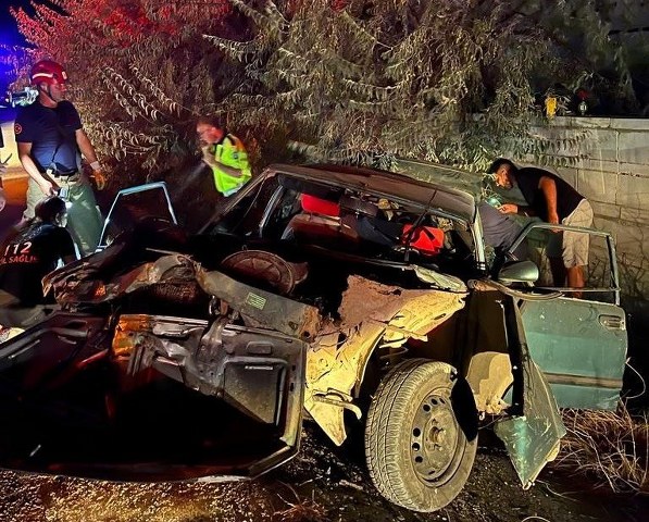 Balıkesir'in Bandırma ilçesinde otomobil yol kenarındaki ağaçlara çarptı. Kaza sonucunda 3'ü çocuk 6 kişi yaralandı.