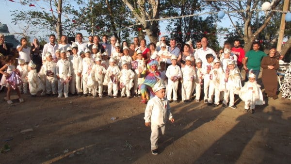 Burhaniye ilçesinde düzenlenen 33. Turizm Kültür ve Sanat Festivali kapsamında gerçekleştirilen Sünnet Şenliği büyük ilgi gördü. Ören Ayaklı Mesire Alanı'nda düzenlenen etkinlikte, 36 genç çocuk erkekliğe adım attı. Hem çocuklar hem de aileleri, keyifli bir gün geçirme fırsatı yakaladı.