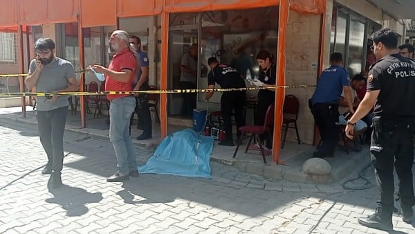 Edremit ilçesinde yaşanan bir olayda, iki genç arasında çıkan tartışma maalesef ölümle sonuçlandı. Tartışma sırasında kurusıkıdan bozma bir silahla göğsünden vurulan Nihat Mingü, olay yerinde hayatını kaybetti.