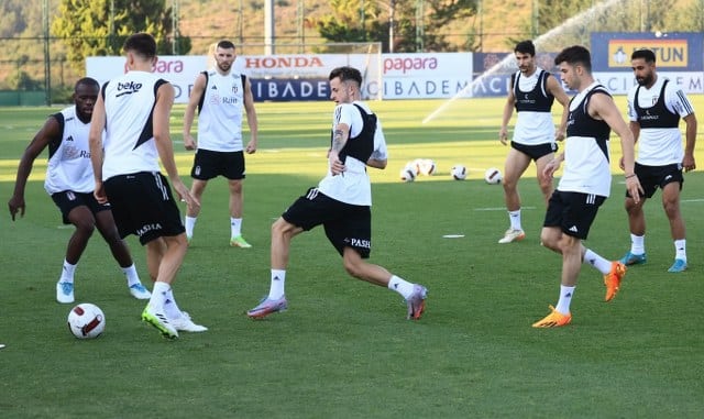 Beşiktaş, UEFA Konferans Ligi Play-Off turunda Dinamo Kiev ile oynayacağı maçın hazırlıklarına, bu akşam BJK Nevzat Demir Tesisleri’nde yaptığı antrenmanla başladı.