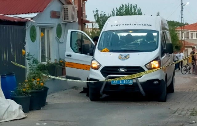 Edirne'de ev sahibi ve kiracı arasında baltalı ve satırlı kavga yaşandı. Kiracının oğlu ve eşi yaralandı.