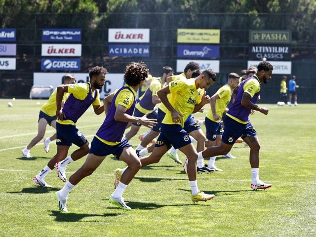Fenerbahçe, UEFA Konferans Ligi Play-Off Turu ilk maçında perşembe günü sahasında oynayacağı Twente maçının hazırlıklarına sabah saatlerinde yaptığı antrenmanla start verdi.