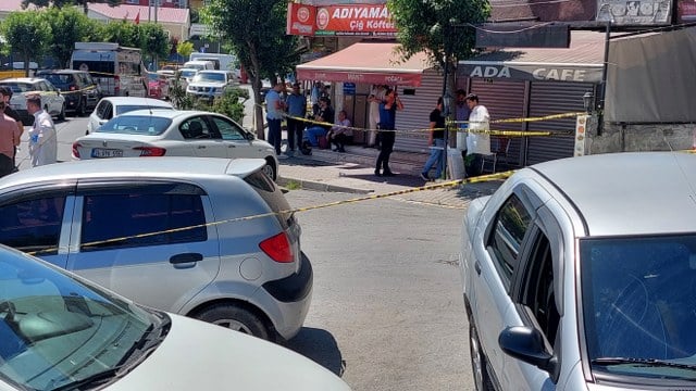 Eyüpsultan’da kafenin önüne park eden aracın çekmesini isteyen iş yeri sahibiyle araç sahibi arasında arbede çıktı. Çıkan arbede sonucu araç sahibinin arkadaşları, kafe sahibi eski MHP Eyüpsultan İlçe Başkanı Köksal Kaçmaz’a silahla defalarca ateş etti. Saldırıda Kaçmaz hayatını kaybederken, 1 kişi de yaralandı.