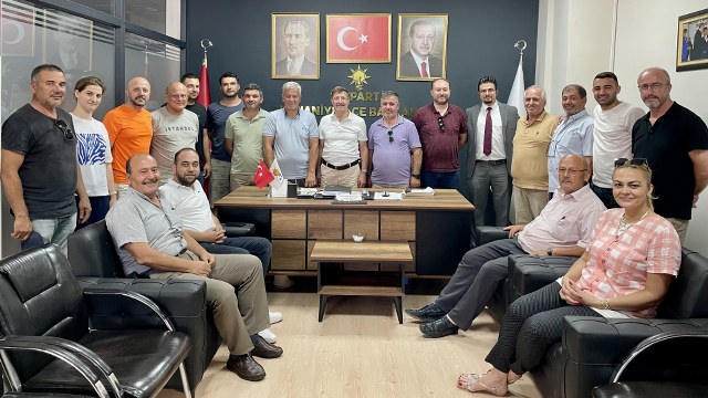Balıkesir'de bütün partilerde belediye başkanlığı adaylığı için hazırlıklar başlarken, Burhaniye Ak Parti İlçe Başkanı Namık Kemal Gedikoğlu'da görevinden