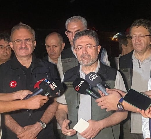 Çanakkale’de yaklaşık 14 saattir devam eden orman yangını bölgesinde incelemelerde bulunan Tarım ve Orman Bakanı İbrahim Yumaklı, yaklaşık 1500 hektar alanının etkilendiğini belirtti.
