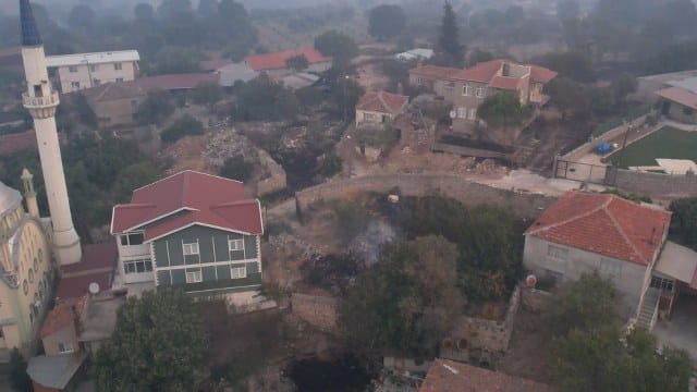 Çanakkale'de orman yangınına havadan ve karadan müdahale devam ediyor. Şehir merkezi adeta duman altında kalırken orman yangınının yerleşim yerlerini