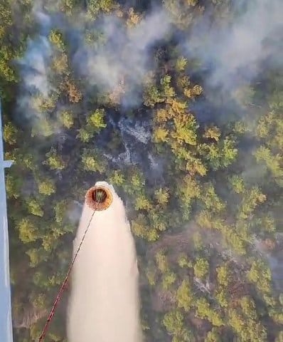 Çanakkale’de dün başlayan ve yaklaşık 21 saattir devam eden orman yangınına karadan ve havadan müdahale devam ediyor.