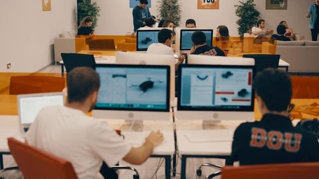 Yükseköğretim Kurumları Sınavı (YKS) yerleştirme sonuçlarına göre bir programa kayıt hakkı kazanan adaylar 28 Ağustos-1 Eylül 2023 tarihleri arasında kayıt işlemlerini yapabilecek. Kazanılan programa kayıt olunmaması halinde bir sonraki yıl 2024 YKS’ye girildiğinde Okul Başarı Puanı (OBP) yarı yarıya düşecek.