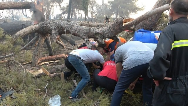Çanakkale’de çıkan orman yangına hem havadan hem de karadan müdahale devam ederken, yangınla mücadeleye gelen arama kurtarma görevlisinin alevlere müdahale ettiği sırada üzerine ağaç devrildi. 