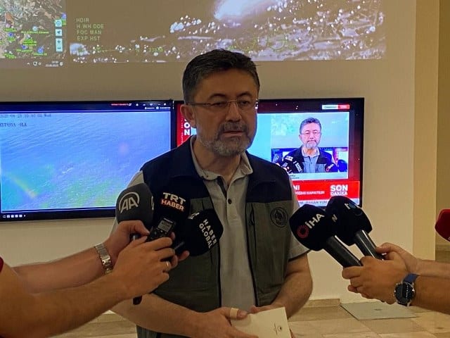 Çanakkale’deki yangının ilerlemesini durdurduklarını belirten Tarım ve Orman Bakanı İbrahim Yumaklı, "Alevleri çevirmiş durumdayız. Gece rüzgarın hızı azaldı. Ancak bugün 60 kil
