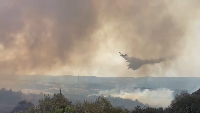 Çanakkale'de neredeyse 24 saati bulan orman yangını bir çok noktada çevrilmiş durumdayken alevler yeniden yükseldi.