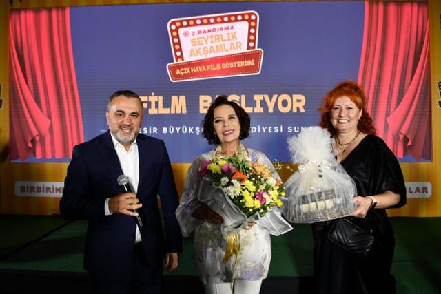 Bandırmalılar, 4 gün boyunca Balıkesir Büyükşehir Belediyesi’nin düzenlediği “Seyirlik Akşamlar” açık hava sinema etkinliğine büyük ilgi gösterirken Türk Sinemasının Kraliçesi Hü