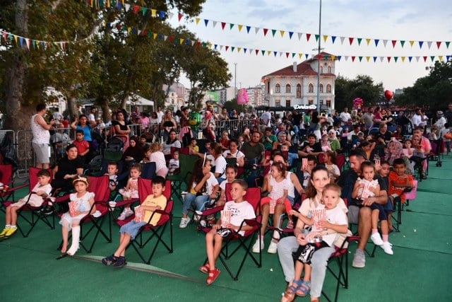 Bandırmalılar, 4 gün boyunca Balıkesir Büyükşehir Belediyesi’nin düzenlediği “Seyirlik Akşamlar” açık hava sinema etkinliğine büyük ilgi gösterirken Türk Sinemasının K