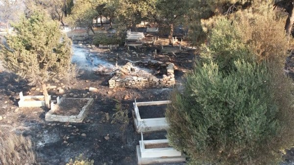 Çanakkale'de meydana gelen orman yangını, yerleşim alanlarını da tahrip ederek küle çevirdi. Yangının etkisiyle büyük zarar gören Yağcılar Köyü'nde ise mezarlıklar da alevlere teslim oldu.