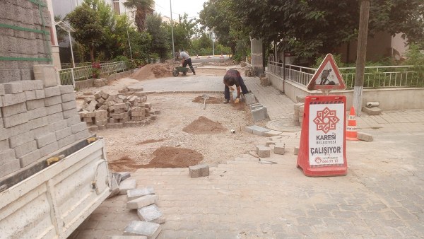 Karesi Belediyesi, 2023'ün ilk yarısında ilçenin merkezi ve kırsal mahallelerinde toplam 240 bin metrekarelik kilit parke taşı döşeme çalışmalarını tamamladı. Bu süreçte ayrıca belediye ekipleri tarafından 45 bin metrekarelik parke yolunun tamiratı gerçekleştirildi.