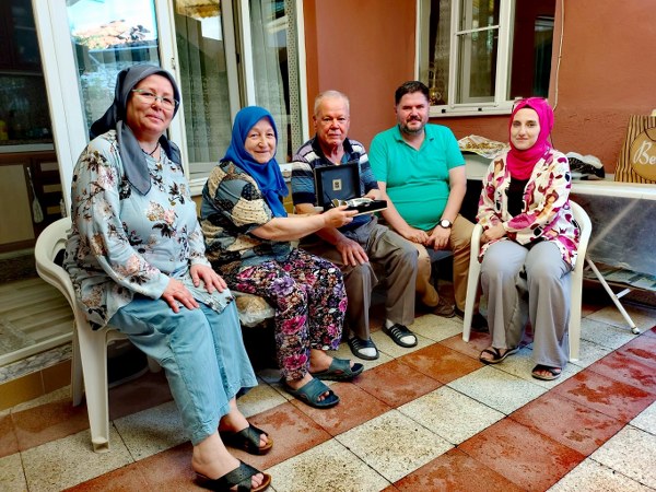 Balıkesir Kent Konseyi Şehre Vefa Meclisi Üyeleri, evliliklerinde 50 yılını aşmış çiftleri ziyaret ederek, özel hazırladıkları küçük hediyeleri takdim ediyor. Bu ziyaretler sırasında çiftlerle hayatlarına ve geçmiş deneyimlerine dair samimi sohbetler gerçekleştiriliyor.