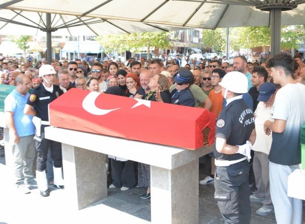 Edirne'de meydana gelen trafik kazasında vefat eden genç polis memuru Melike Dilek, öğle namazını müteakip kılınan cenaze namazıyla sonsuzluğa uğurlandı. Cenazede Anne Gülizar Dilek'in feryatları yürek dağlarken, "Benim çocuğumu kurtaramadınız, neden herkese ehliyet verdiniz, arabalar neden canlarımıza kıyıyor" dedi.