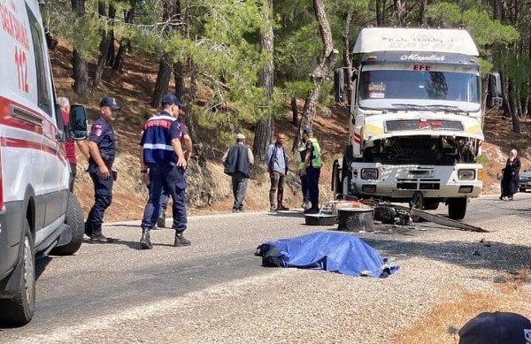 Balıkesir'in Havran ilçesinde, kamyonetin altında kalan 70 yaşındaki motosiklet sürücüsü Necati Kır yaşamını yitirdi.