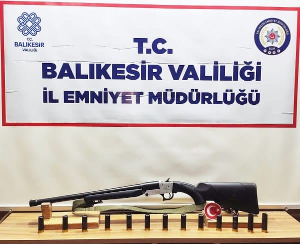 Balıkesir'de emniyet güçleri, il genelinde gerçekleştirdikleri asayiş denetimlerinde farklı suçlardan aranan 26 kişiyi yakaladı. Gözaltına alınan şüphelilerden 13'ü, adli mercilere sevk edildikten sonra tutuklandı.