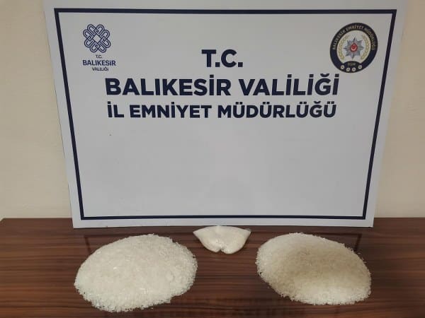 Balıkesir'in Gönen ilçesinde bir araç durdurulduğunda, içerisinde 2 kilo uyuşturucu madde bulundu. Uyuşturucu ticareti yaptığı öne sürülen 4 şüpheli, polis tarafından gözaltına alındı.