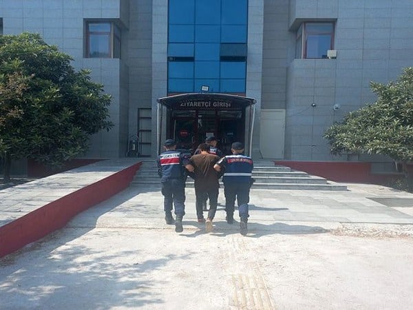 Balıkesir'in Kepsut ve Altıeylül ilçelerinde, jandarma ekipleri FETÖ/PDY silahlı terör örgütü üyeliği suçlamasıyla aranan 2 şüpheliyi yakaladı. Tutuklama talebiyle adliyeye sevk edilen 2 kişi, mahkeme tarafından tutuklandı.