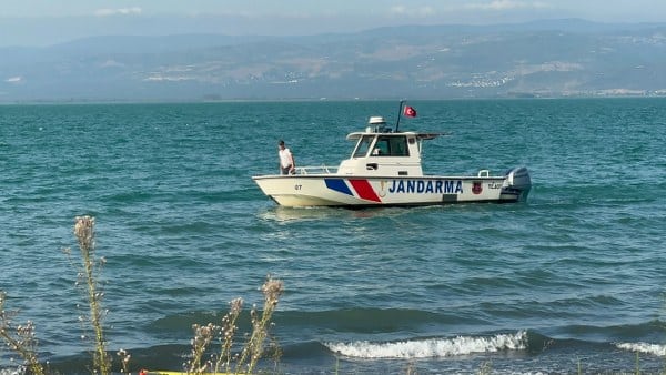 Bursa'da İznik Gölü'nde serinlemek için suya giren 8 yaşındaki bir çocuk, boğularak hayatını kaybetti.