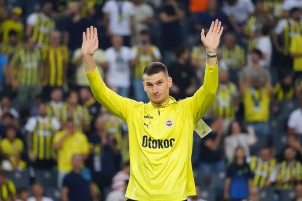 Fenerbahçe'nin prensip anlaşmasına vardığı ve transfer görüşmelerini tamamlamak üzere İstanbul'a getirdiği Hırvat kaleci Dominik Livakovic, Twente maçı öncesinde Ülker Stadı'nda taraftarları selamladı.