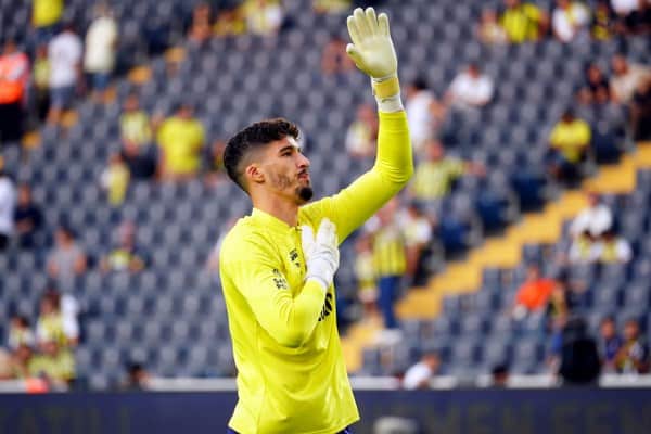 Fenerbahçe'nin milli kalecisi Altay Bayındır, Twente maçı öncesi sahaya çıkarak sarı-lacivertli taraftara veda etti.