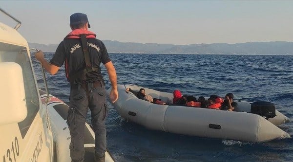 Balıkesir'in Gömeç ilçesinin açıklarında, lastik botun motor arızası nedeniyle sürüklenmeye başlayan 10 düzensiz göçmen, Sahil Güvenlik ekipleri tarafından kurtarıldı.
