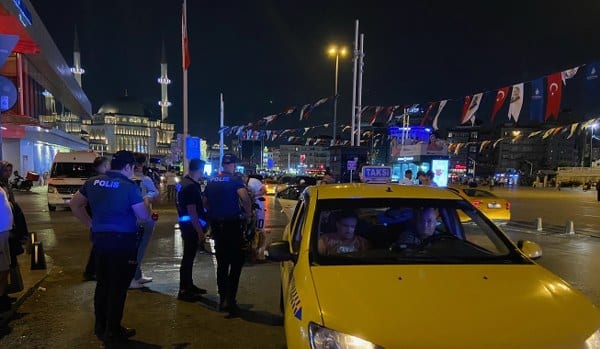 İstanbul İl Emniyet Müdürlüğü'ne bağlı asayiş ekipleri, helikopter destekli "Huzur" uygulamasını İstanbul genelinde hayata geçirdi.