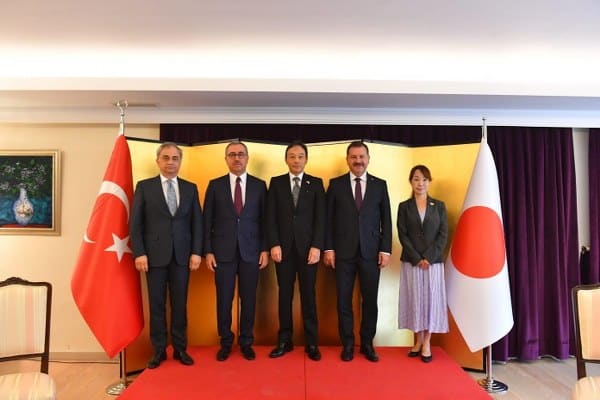 Afet Risk Azaltma ve Atık Yönetimi Konusunda Yerel Belediyelerin Kapasite Geliştirme Projesi kapsamında, Japonya Büyükelçiliği'ni ziyaret eden Balıkesir Büyükşehir Belediye Başkanı ve Türkiye Belediyeler Birliği (TBB) Başkanı Yücel Yılmaz, JICA ile gerçekleştirilen işbirliğinin tüm şehirlere önemli katkılar sağlayacağına inancını dile getirdi.