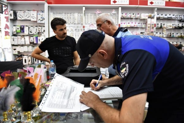 Osmangazi Belediyesi zabıta ekiplerinin ilçe genelinde gerçekleştirdiği yabancı dilde tabela denetimleri olumlu sonuçlar verdi. İlçede faaliyet gösteren yabancı uyruklu esnafların işlettiği iş yerlerinde, artık kurallara uygun olarak Türkçe tabelalar kullanılmaya başlandı.
