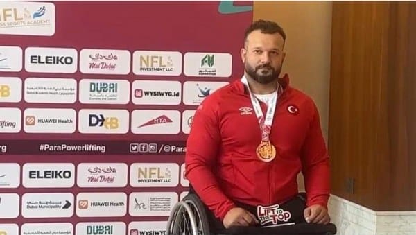 Yalova kökenli milli para halter sporcusu Uğur Yumuk, erkekler 72 kilo kategorisinde tam 196 kilogram kaldırarak dünya üçüncüsü unvanını elde etti. Bu büyük başarının ardından Uğur Yumuk, 2024 Paris Paralimpik Oyunları için kota hakkını kazanmış oldu.