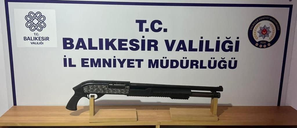 Balıkesir'de polis ekiplerinin il genelinde düzenlediği operasyonlarda çeşitli suçlardan aranan 21 kişi gözaltına alındı. Gözaltına alınan 21 şahıs arasından adli makamlara sevk edilen 13 kişi tutuklandı.