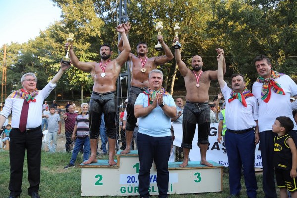 Bu yıl 20. kez düzenlenen İvrindi Kayapa Yağlı Pehlivan Güreşleri, Kızılcık ve Desti Festivali, rekabet dolu güreş müsabakalarına ev sahipliği yaptı.