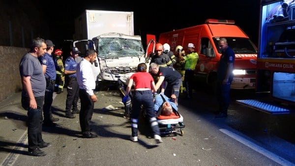 Kocaeli'nin Körfez ilçesinde, ilerlemekte olan bir kamyonet, aynı yönde seyreden bir tıra arkadan çarpıştı. Kaza sonucunda kamyonette sıkışan sürücü, itfaiye ekiplerinin çabalarıyla kurtarıldı ve daha sonra hastaneye sevk edildi.
