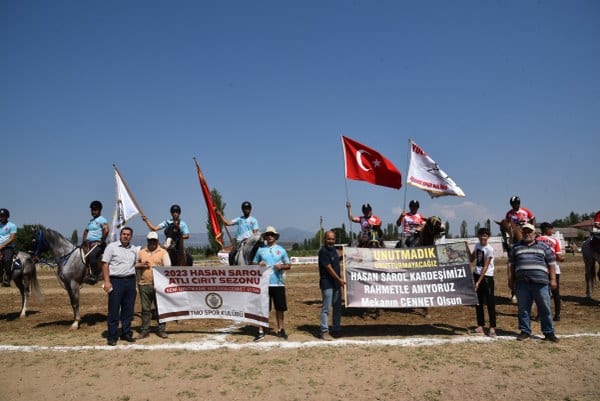 Türkiye Geleneksel Atlı Spor Dalları Federasyonu'nun düzenlediği Türkiye Şampiyonası çeyrek final ön eleme C grubu müsabakaları, Sındırgı Geleneksel Türk Sporları Merkezi'nde başladı. Yarışmalarda yer alan dört takımın yanı sıra, ata sporuna büyük ilgi gösteren taraftarlar da etkinlikte hazır bulundu.