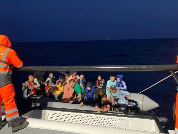 Ayvacık ilçesi açıklarında, Sahil Güvenlik ekipleri tarafından hareket halindeki bir lastik bot içerisinde bulunan 31 Afganistan uyruklu kaçak göçmen yakalandı.