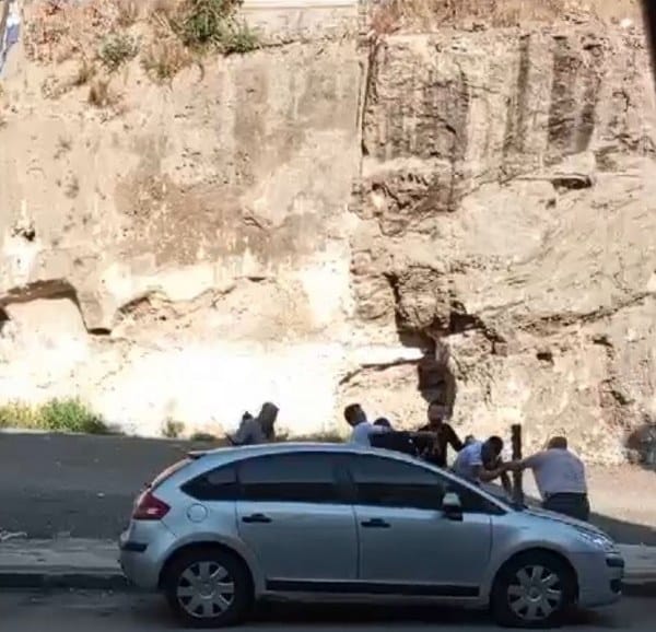Bursa'da, park halindeki bir araca çarpan alkollü bir grup ile esnaf arasında şiddetli bir kavga yaşandı. Kavgada silahlar da kullanıldı ve bu çatışmada 3 esnaf kurşunlara hedef oldu. Saldırgan gruptan da 3 kişi darp edilerek yaralandı.