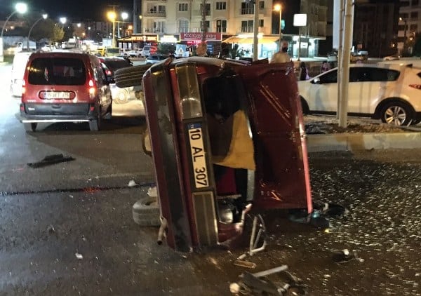 Edremit ilçesinde bir sürücü, kırmızı ışıkta yakalanmamak için girmeye çalıştığı kavşaktan dönmeye çalıştı. Ancak direksiyon hakimiyetini kaybederek meydana gelen kazada, 3 kişi yaralandı.
